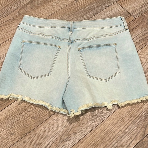 Universal Thread High-Rise Shorts - Picture 4 of 9